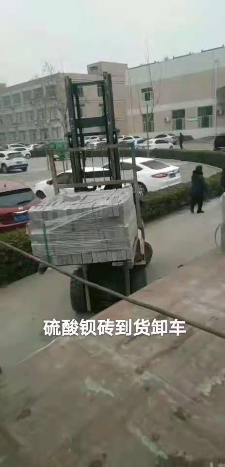 硫酸钡砖卸车现场